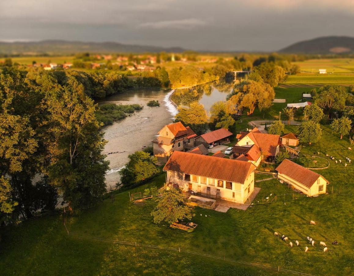 Fortun Estate - Apartmaji Ob Reki Kolpi Метлика Экстерьер фото